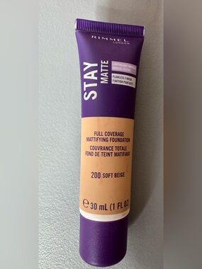 Rimmel Stay Matte Full Coverage mattifying Foundation - Soft Beige 200